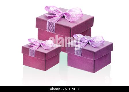 Drei Geschenkschachteln in Kirschfarbe isolieren auf weißem Hintergrund, Nahaufnahme, Reflexion. Stockfoto