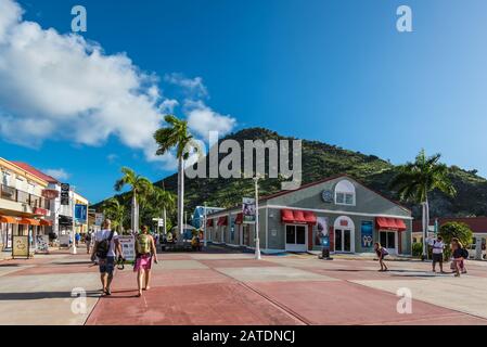 Philipsburg, St. Maarten - 17. Dezember 2018: Kreuzfahrtschiff-Passagiere gelangen in den Hafen und Marktplatz von St. Maarten in Philipsburg, Sint Maarten, Netherla Stockfoto