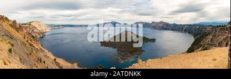 Panoramablick auf Wizar Island vom Watchman Lookout Point im Crater Lake Stockfoto