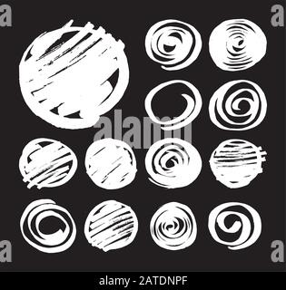Satz schattierter Kreise und Spiralen, handgezeichnet von Filzstift. Weiße Marker-Designelemente isoliert auf schwarzem Hintergrund. Sammlung des skizzierten runden Abstes Stock Vektor