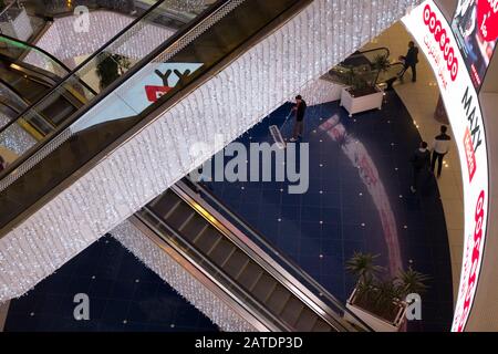 Rolltreppen kreuzen sich in einem modernen Einkaufszentrum in Setif Algerien Stockfoto