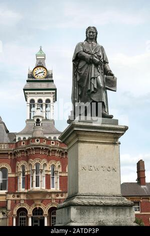 Eine Statue von Sir Isaac Newton, St Peter's Hill, außerhalb des Grantham Guildhall Arts Center (ehemals Grantham's Town Hall), in Lincoln. Stockfoto