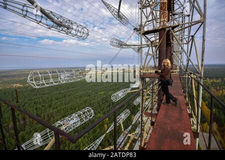 Blick von der Spitze des verlassenen Duga-Radarsystems in der Ausschlusszone von Tschernobyl, Ukraine zur Herbstzeit Stockfoto