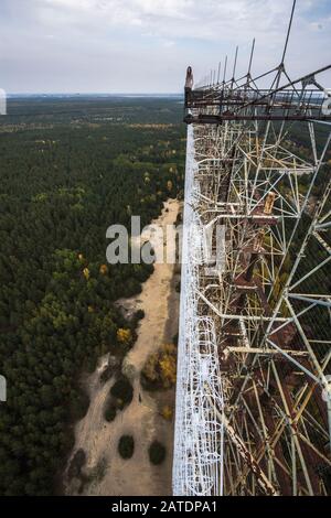 Blick von der Spitze des verlassenen Duga-Radarsystems in der Ausschlusszone von Tschernobyl, Ukraine zur Herbstzeit Stockfoto