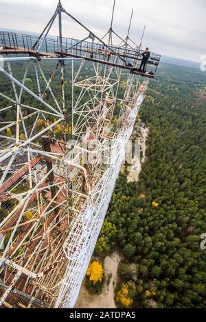 Blick von der Spitze des verlassenen Duga-Radarsystems in der Ausschlusszone von Tschernobyl, Ukraine zur Herbstzeit Stockfoto