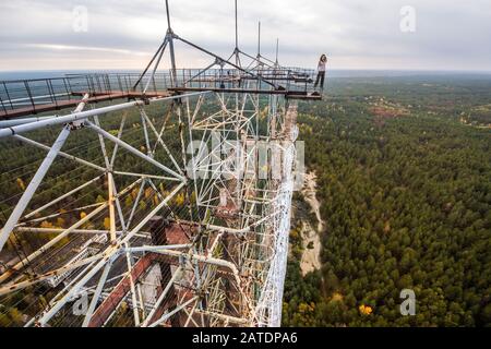 Blick von der Spitze des verlassenen Duga-Radarsystems in der Ausschlusszone von Tschernobyl, Ukraine zur Herbstzeit Stockfoto