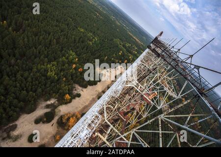 Blick von der Spitze des verlassenen Duga-Radarsystems in der Ausschlusszone von Tschernobyl, Ukraine zur Herbstzeit Stockfoto