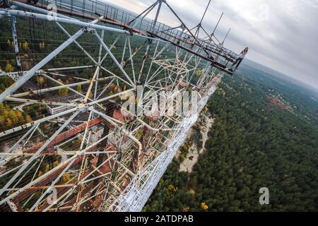 Blick von der Spitze des verlassenen Duga-Radarsystems in der Ausschlusszone von Tschernobyl, Ukraine zur Herbstzeit Stockfoto