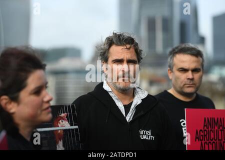 Schauspieler Joaquin Phoenix (Center) nach der Unterstützung der Entfurchung eines Banners auf der Tower Bridge im Zentrum Londons während eines Tier-Equality-Protestes, um auf die Auswirkungen der tierischen Landwirtschaft auf die Umwelt aufmerksam zu machen. PA Foto. Bilddatum: Sonntag, 2. Februar 2020. Siehe PA Story SHOWBIZ Phoenix. Der Lichtbildkredit sollte lauten: Victoria Jones/PA Wire Stockfoto