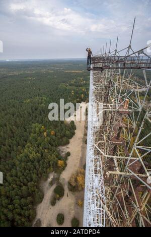 Blick von der Spitze des verlassenen Duga-Radarsystems in der Ausschlusszone von Tschernobyl, Ukraine zur Herbstzeit Stockfoto