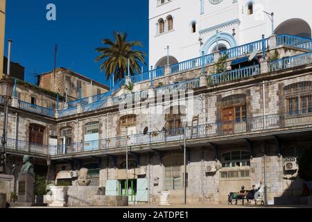 Die französische Architektur hat ihre blauen Fensterläden und Stadtplätze in Bejaia, einer Hafenstadt an der Nordküste von Algerien am Mittelmeer, verlassen. Stockfoto