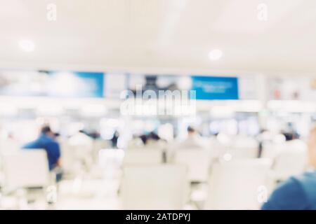 Abstrakter Unschärfe-Hintergrund von Menschen, die im Krankenhaus sitzen und gehen. Stockfoto