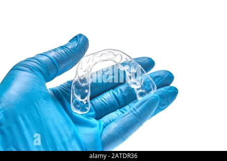 Die Hand hält einzelne Zahntablett zum Bleichen von Zähnen, Die Auf einem weißen Hintergrund Isoliert sind Stockfoto