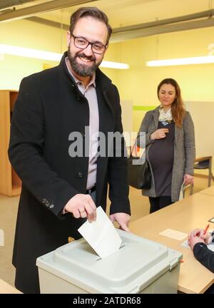 02. Februar 2020, Sachsen, Leipzig: Sebastian Gemkow (CDU), Wissenschaftsminister von Sachsen und Kandidat der CDU für die Bürgermeisterwahl, gibt seine Stimme, hinter ihm seine Frau Nadja. Rund 470.000 Leipziger Bürger konnten ihren Bürgermeister seit acht Uhr für die nächsten sieben Jahre wählen. Amtsinhaber jung (SPD), der seit 2006 Chef des Rathauses ist, kandidt zum dritten Mal. Die CDU hat Sachsens Wissenschaftsminister Gemkow ins Rennen genommen. Erhält keiner der Kandidaten mehr als die Hälfte der Stimmen im ersten Wahlgang, findet am 1. März ein zweiter Wahlgang statt. Foto: Jan Wo Stockfoto