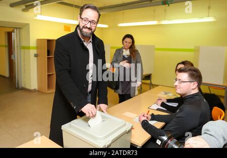 02. Februar 2020, Sachsen, Leipzig: Sebastian Gemkow (CDU), Wissenschaftsminister von Sachsen und Kandidat der CDU für die Bürgermeisterwahl, gibt seine Stimme, hinter ihm seine Frau Nadja. Rund 470.000 Leipziger Bürger konnten ihren Bürgermeister seit acht Uhr für die nächsten sieben Jahre wählen. Amtsinhaber jung (SPD), der seit 2006 Chef des Rathauses ist, kandidt zum dritten Mal. Die CDU hat Sachsens Wissenschaftsminister Gemkow ins Rennen genommen. Erhält keiner der Kandidaten mehr als die Hälfte der Stimmen im ersten Wahlgang, findet am 1. März ein zweiter Wahlgang statt. Foto: Jan Wo Stockfoto