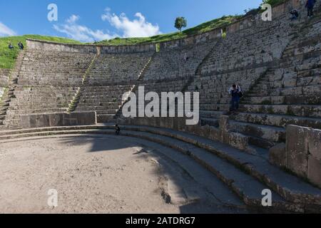 Das Amphitheater in den Alten römischen Ruinen von Djemilla, DAS zum UNESCO-Weltkulturerbe in Nordalgerien gehört. In der Nähe von Setif.. Stockfoto