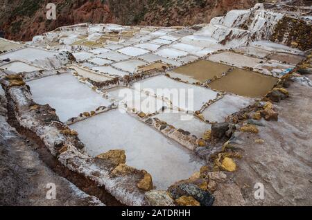Malerische Aussicht auf die Terrassen von Salinas de Maras, Peru. Salznaturbergwerk. Inka Salzpfannen in Maras, in der Nähe von Cuzco im Heiligen Tal, Peru Stockfoto