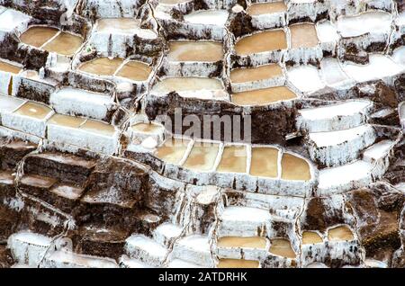 Malerische Aussicht auf die Terrassen von Salinas de Maras, Peru. Salznaturbergwerk. Inka Salzpfannen in Maras, in der Nähe von Cuzco im Heiligen Tal, Peru Stockfoto