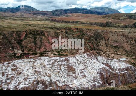 Malerische Aussicht auf die Terrassen von Salinas de Maras, Peru. Salznaturbergwerk. Inka Salzpfannen in Maras, in der Nähe von Cuzco im Heiligen Tal, Peru Stockfoto