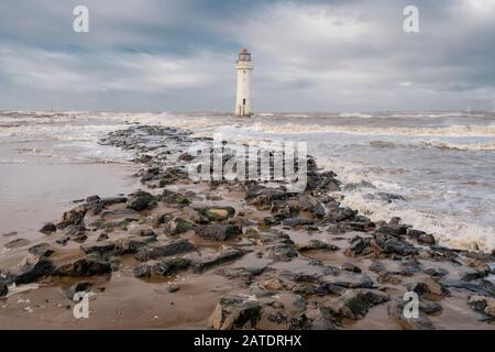 New Brighton Lighthouse oder Perch Rock Lighthouse ist ein stillgelegter Leuchtturm, der am Zusammenfluss von River Mersey und Liverpool Bay liegt Stockfoto