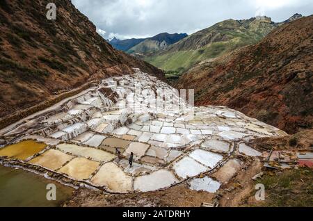 Malerische Aussicht auf die Terrassen von Salinas de Maras, Peru. Salznaturbergwerk. Inka Salzpfannen in Maras, in der Nähe von Cuzco im Heiligen Tal, Peru Stockfoto