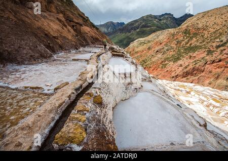 Malerische Aussicht auf die Terrassen von Salinas de Maras, Peru. Salznaturbergwerk. Inka Salzpfannen in Maras, in der Nähe von Cuzco im Heiligen Tal, Peru Stockfoto