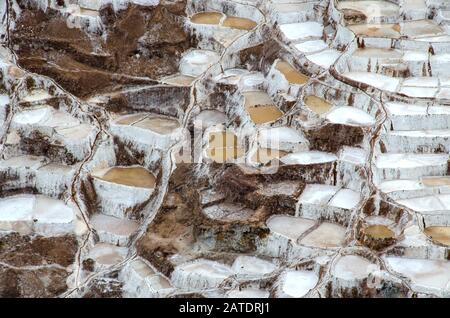 Malerische Aussicht auf die Terrassen von Salinas de Maras, Peru. Salznaturbergwerk. Inka Salzpfannen in Maras, in der Nähe von Cuzco im Heiligen Tal, Peru Stockfoto