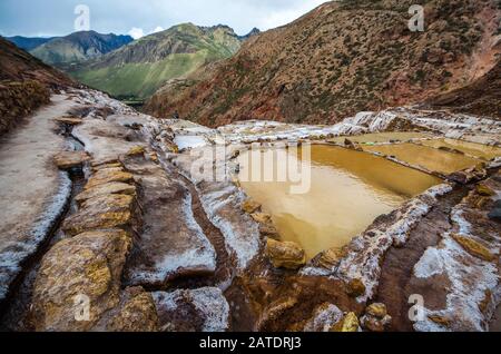 Malerische Aussicht auf die Terrassen von Salinas de Maras, Peru. Salznaturbergwerk. Inka Salzpfannen in Maras, in der Nähe von Cuzco im Heiligen Tal, Peru Stockfoto