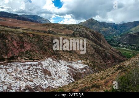 Malerische Aussicht auf die Terrassen von Salinas de Maras, Peru. Salznaturbergwerk. Inka Salzpfannen in Maras, in der Nähe von Cuzco im Heiligen Tal, Peru Stockfoto