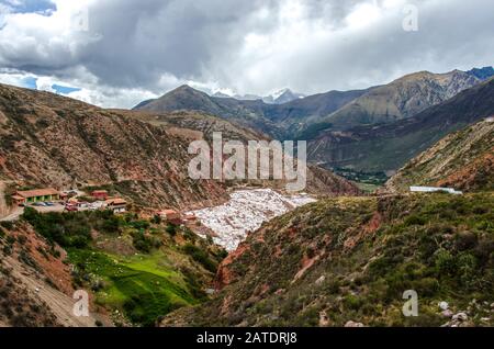 Malerische Aussicht auf die Terrassen von Salinas de Maras, Peru. Salznaturbergwerk. Inka Salzpfannen in Maras, in der Nähe von Cuzco im Heiligen Tal, Peru Stockfoto