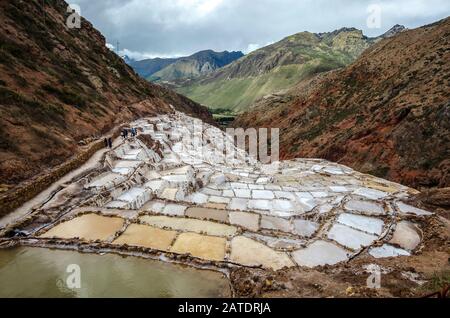 Malerische Aussicht auf die Terrassen von Salinas de Maras, Peru. Salznaturbergwerk. Inka Salzpfannen in Maras, in der Nähe von Cuzco im Heiligen Tal, Peru Stockfoto