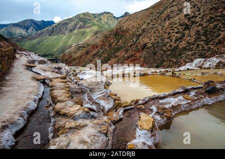 Malerische Aussicht auf die Terrassen von Salinas de Maras, Peru. Salznaturbergwerk. Inka Salzpfannen in Maras, in der Nähe von Cuzco im Heiligen Tal, Peru Stockfoto