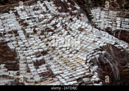 Malerische Aussicht auf die Terrassen von Salinas de Maras, Peru. Salznaturbergwerk. Inka Salzpfannen in Maras, in der Nähe von Cuzco im Heiligen Tal, Peru Stockfoto