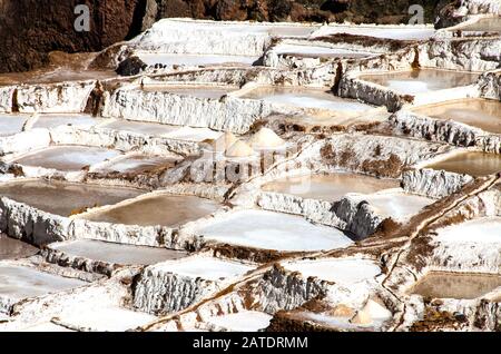 Malerische Aussicht auf die Terrassen von Salinas de Maras, Peru. Salznaturbergwerk. Inka Salzpfannen in Maras, in der Nähe von Cuzco im Heiligen Tal, Peru Stockfoto