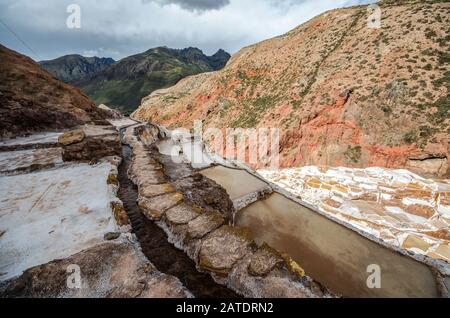 Malerische Aussicht auf die Terrassen von Salinas de Maras, Peru. Salznaturbergwerk. Inka Salzpfannen in Maras, in der Nähe von Cuzco im Heiligen Tal, Peru Stockfoto