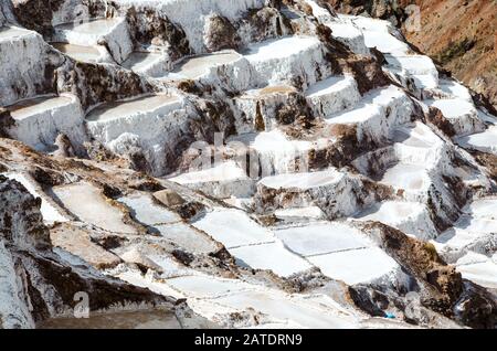 Malerische Aussicht auf die Terrassen von Salinas de Maras, Peru. Salznaturbergwerk. Inka Salzpfannen in Maras, in der Nähe von Cuzco im Heiligen Tal, Peru Stockfoto