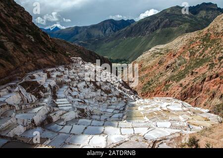 Malerische Aussicht auf die Terrassen von Salinas de Maras, Peru. Salznaturbergwerk. Inka Salzpfannen in Maras, in der Nähe von Cuzco im Heiligen Tal, Peru Stockfoto
