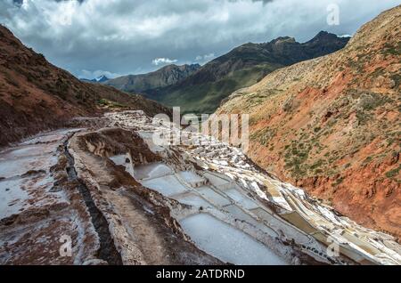 Malerische Aussicht auf die Terrassen von Salinas de Maras, Peru. Salznaturbergwerk. Inka Salzpfannen in Maras, in der Nähe von Cuzco im Heiligen Tal, Peru Stockfoto