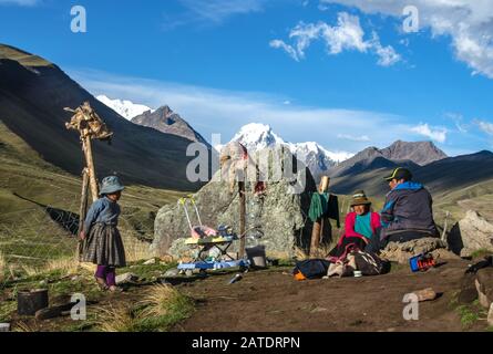 Traditionelle Häuser in der Landschaft der Peru-Berge Stockfoto