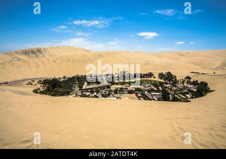 Hucachina Oase und Dünen in der Nähe von Ica, Peru Stockfoto