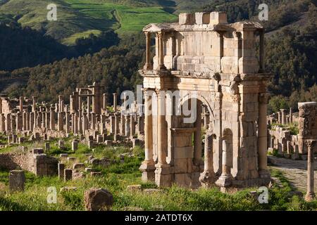 Der Bogen von Caracalla ist ein römischer Triumphbogen an den Alten römischen Ruinen von Djemilla, EINEM UNESCO-Weltkulturerbe in Nordalgerien. Stockfoto