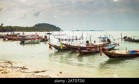 Koh Samui, Thailand - 2. Januar 2020: Authentische thailändische Fischerboote, die an einem Tag am Thong Krut Strand in Taling Ngam angedockt sind Stockfoto