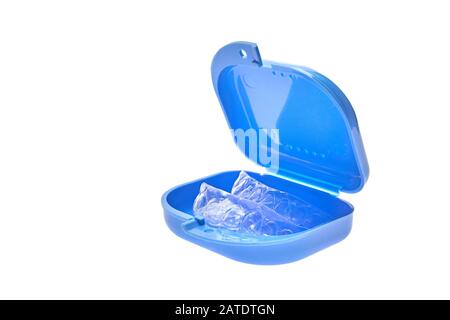 Satz einzelner Zahntabletts zum Aufhellen in blauem Behälter Stockfoto