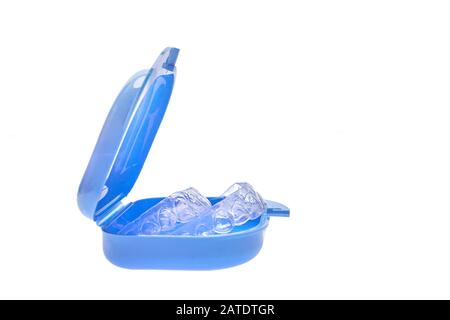 Satz einzelner Zahntabletts zum Aufhellen in blauem Behälter Stockfoto