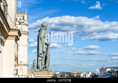 Denkmäler auf der Spitze von zwei Türmen auf dem Bahnhofsplatz Stadttore Minsk Weißrussland Stockfoto