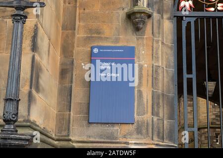 Blaues Schild an der schmutzigen Steinmauer - School of Divinity, New College University of Edinburgh, in der Assembly Hall, Edinburgh, Schottland Stockfoto