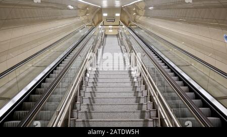 Treppen zwischen Rolltreppen an der leeren Metrostation Stockfoto