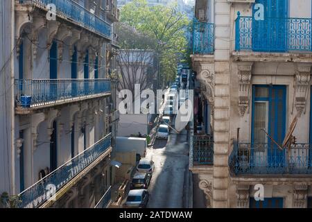 Die französische Architektur ist in der Stadt Algier weit verbreitet, ein Beweis für das französische Kolonialabenteuer in Algerien Stockfoto