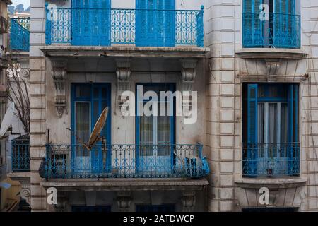 Die französische Architektur ist in der Stadt Algier weit verbreitet, ein Beweis für das französische Kolonialabenteuer in Algerien Stockfoto