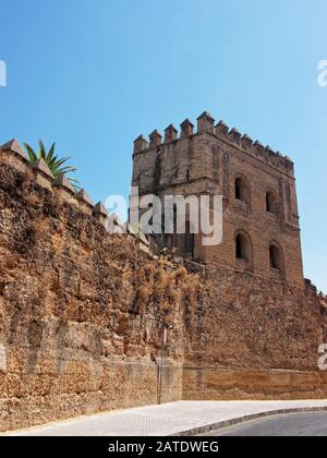 Alte Stadtmauern und Turm im Macarena-Viertel Sevilla Stockfoto